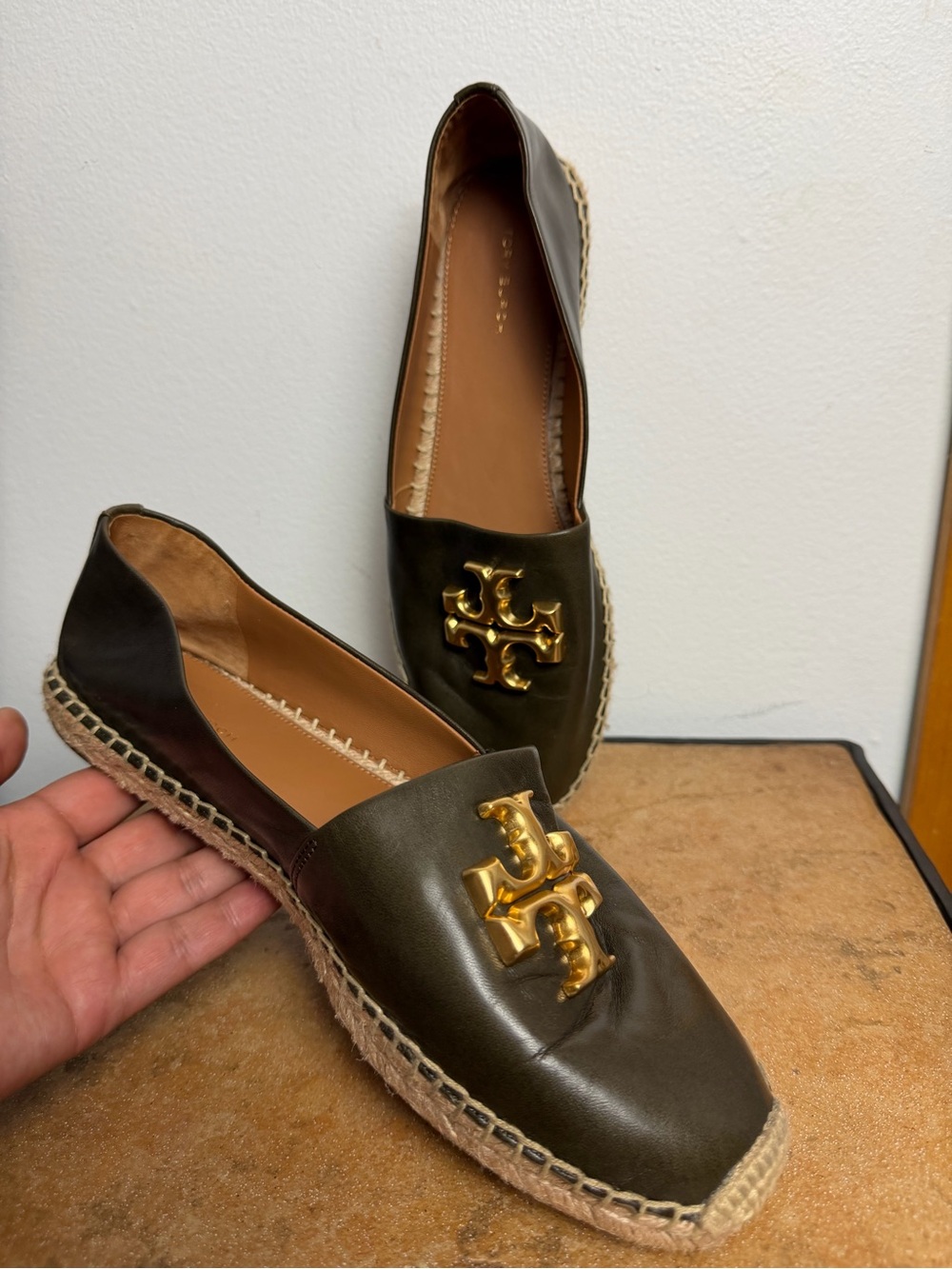 Tory Burch Eleanor Espadrilles Olive Green Leather Gold Logo Flats Size 9.5